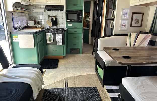Hi I’m Toby the 2006 Fleetwood RV Tioga 31M