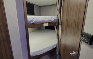 ♣Full size BUNKS♣Sleeps 6♣Private Queen master♣