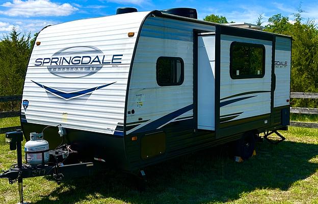 Light & Cozy Camper - Adventure Awaits!