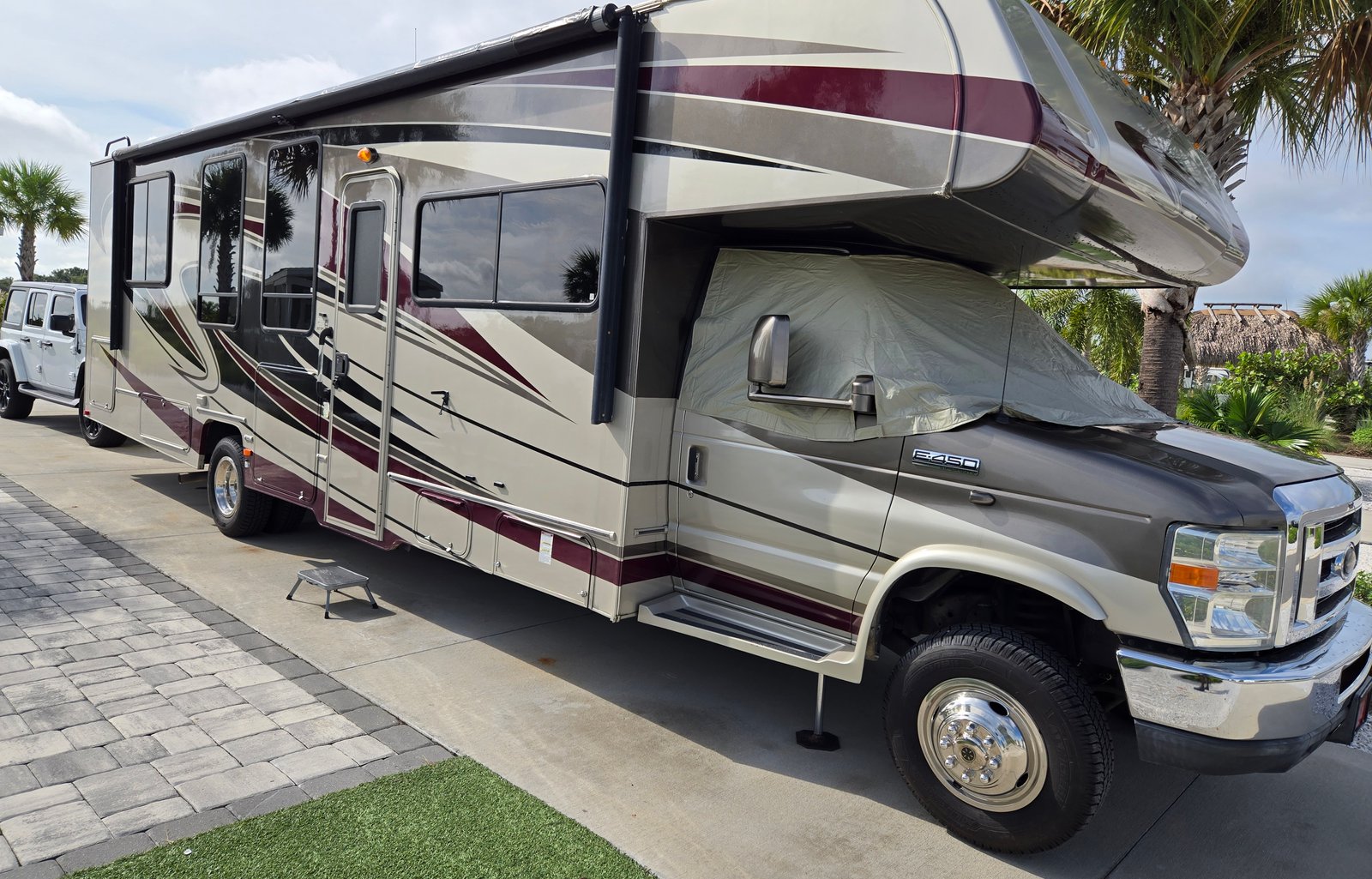 2015 Coachmen RV Leprechaun 317SA Ford 450