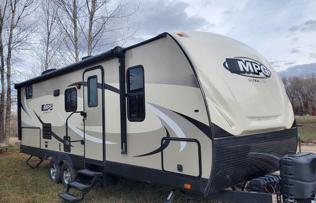 2017 Ultra Lite family bunkhouse-half ton towable!