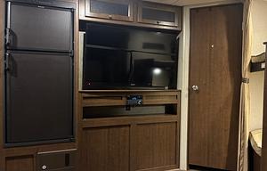 2017 Hideout 28BHS RV rental photo 11