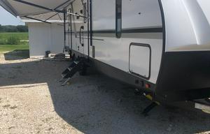 2020 Vibe 32BH RV rental photo 5