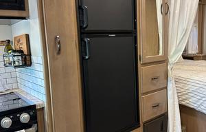 Very clean fully loaded 2020 Chateau 28E