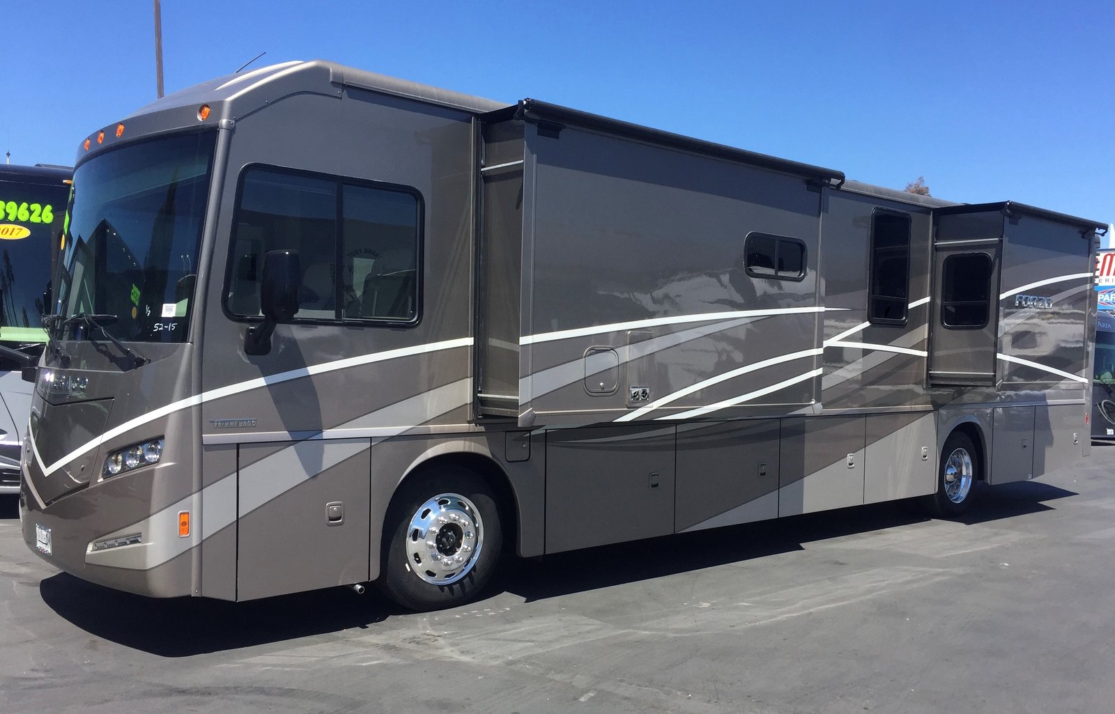Luxury 2017 Winnebago- 2 FULL Baths/Bunks-Families