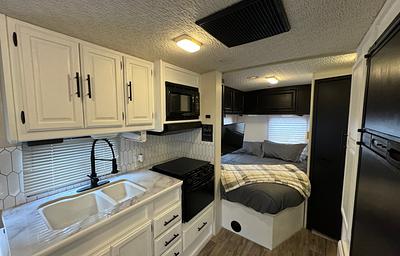 Newly Renovated RV - Minnie - Adventure Machine