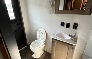 Comfortable Pet Friendly RV Loaded with Extras!!