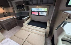 Easy to Drive Spacious RV - Only 3000 Miles on it!