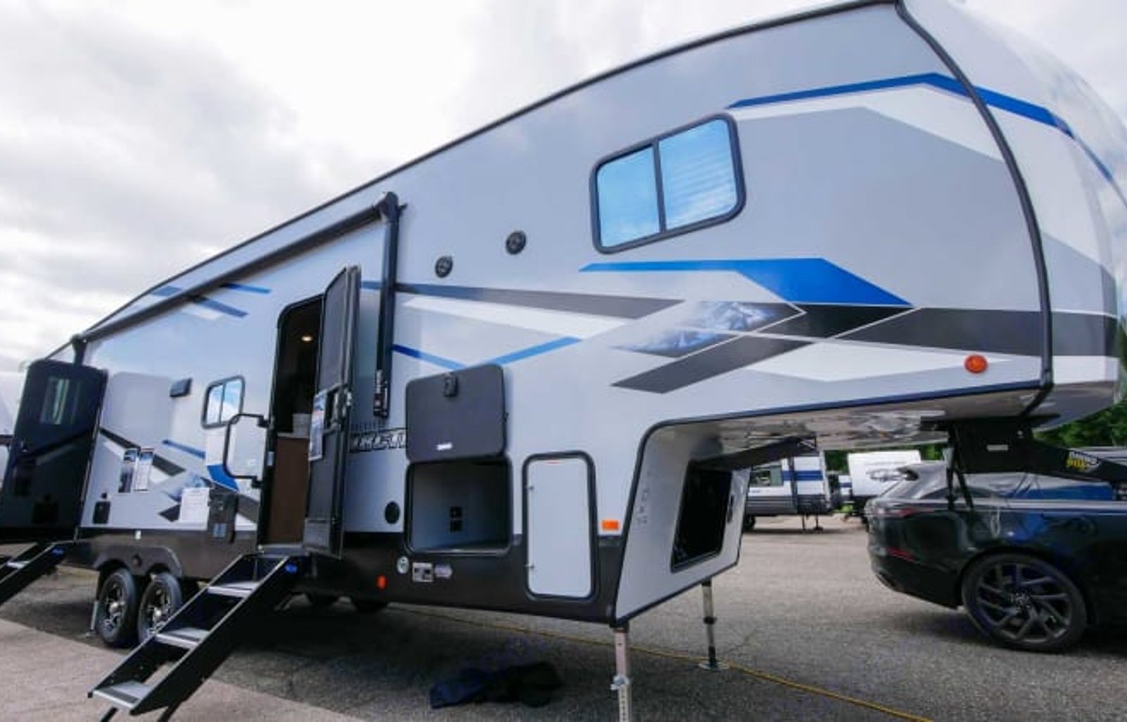 2021 Forest River Arctic Wolf 321BH. DELIVERY ONLY