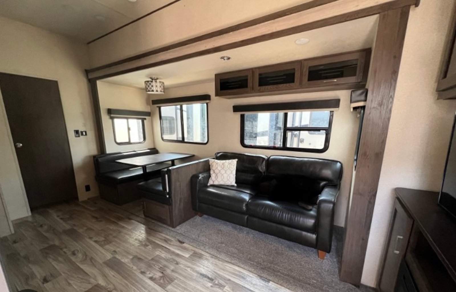 Festival&Pet Friendly Fifth Wheel