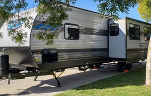Bunkhouse & Lounge, Fully-Loaded & Turn-key Ready!