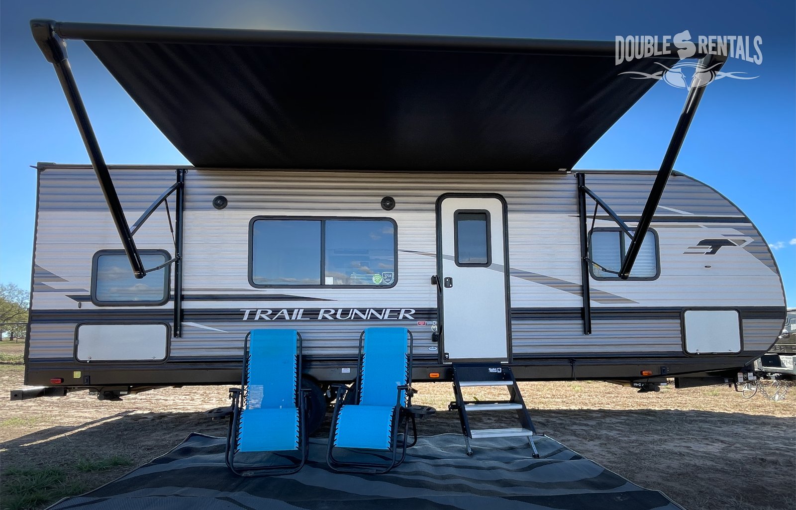 TRAIL RUNNER Bunkhouse w/ Queen Bed, Fold-Out Sofa