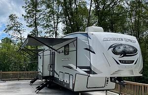 2021 ForestRiver RV Cherokee Arctic Wolf Suite3770