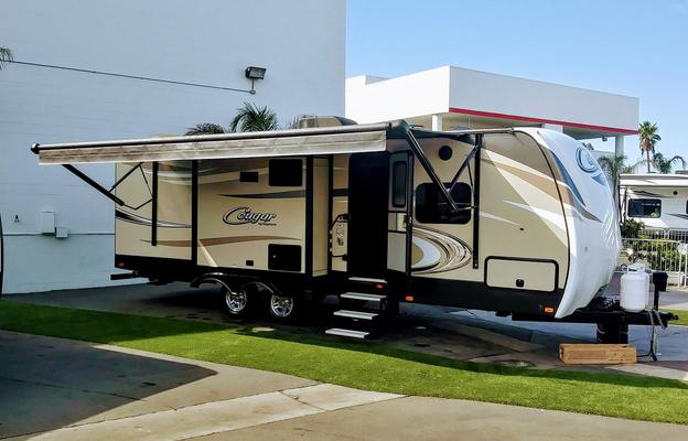 2017 Keystone Cougar Lite, Luxury Condo on Wheels!
