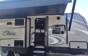 2017 Keystone Cougar Lite, Luxury Condo on Wheels!
