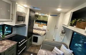 C2 Luxury Thor Chateau 22e -Starlink WiFi Equipped