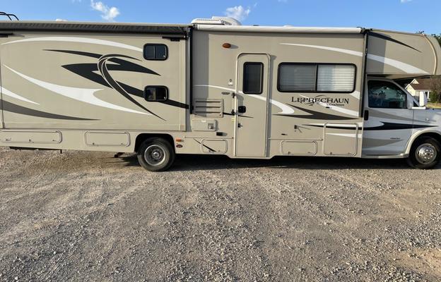 2014 Coachmen RV Leprechaun 320BH Chevy 4500