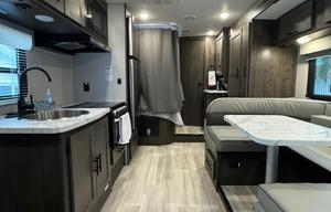 Luxury Class C-Sleeps 6-Easy to Drive-Fully Loaded