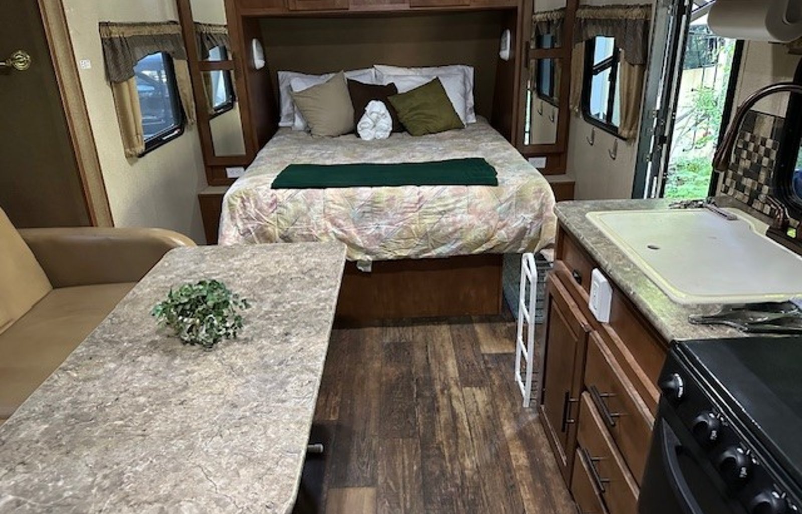 Stationary Cute Camper & FHU Space near Glacier NP