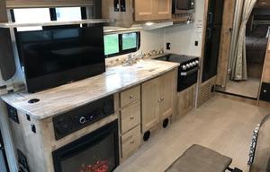 32 ft Class C w/Outdoor Kitchen, all items included
