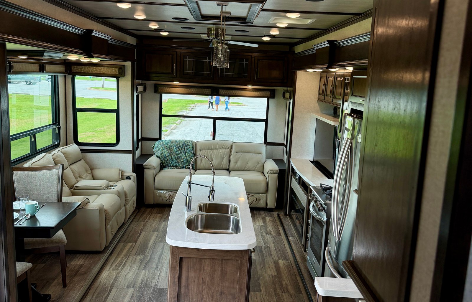 Deluxe 5th Wheel Luxury. Comfort.  Freedom.