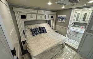 Holiday Rambler Luxury Coach /2 Full Baths & Bunks