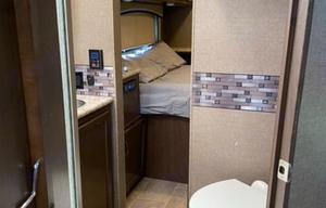 Easy to drive 2017 Thor Chateau 31E bunkhouse
