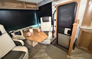 A-6 Newmar  33' , King Bed, Easy-Drive — Sleeps 5
