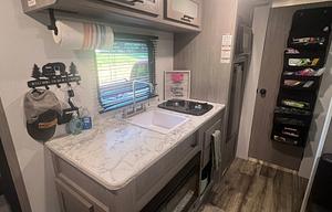2024 Coleman Lantern 17B – Family & Pet Friendly!